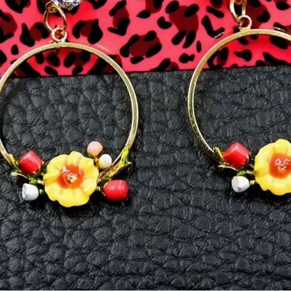 🌼 Betsey Johnson NEW round dangle embellished earrings 🌼 - Picture 4 of 6